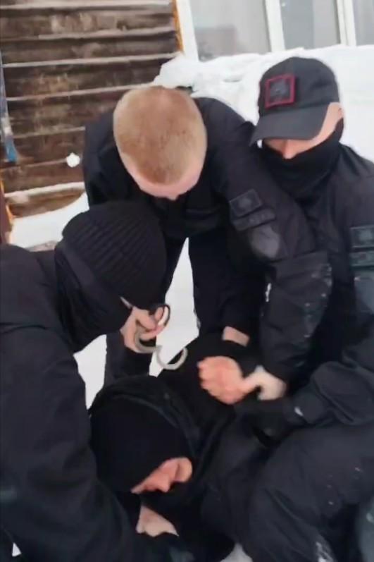 Фото В Октябрьском районе Новосибирска задержали рецидивиста, устроившего перестрелку в баре 3